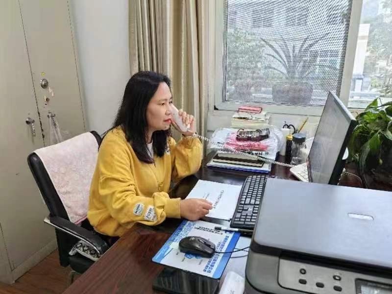 圖為電話慰問(wèn)。