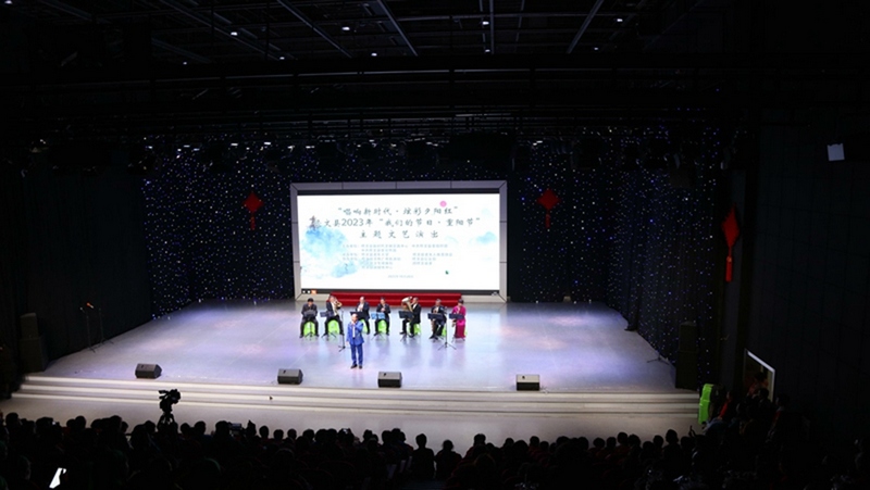 修文縣老年大學(xué)部分老師和學(xué)員正在現(xiàn)場(chǎng)觀看演出 修文縣融媒體中心伍維玉 攝.jpg