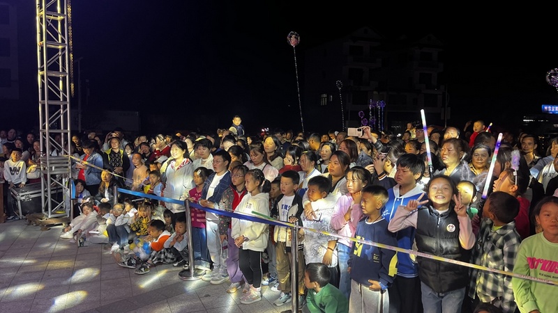 2023年修文縣六屯鎮(zhèn)桃源村“音樂節(jié)”現(xiàn)場觀眾。
