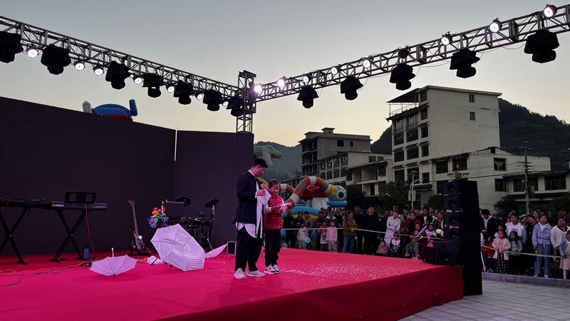 2023年修文縣六屯鎮(zhèn)桃源村“音樂節(jié)”現(xiàn)場魔術(shù)表演。
