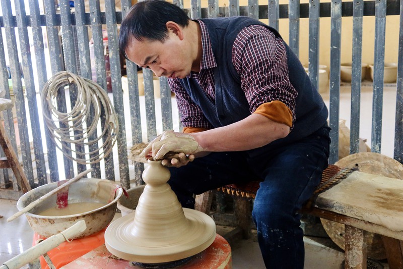母先才正在制作陶藝作品。楊锏 攝