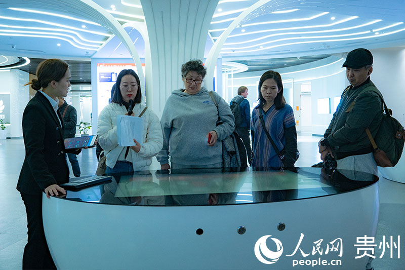 外媒記者聽取貴州大數(shù)據(jù)應(yīng)用場(chǎng)景介紹。人民網(wǎng) 陽茜攝