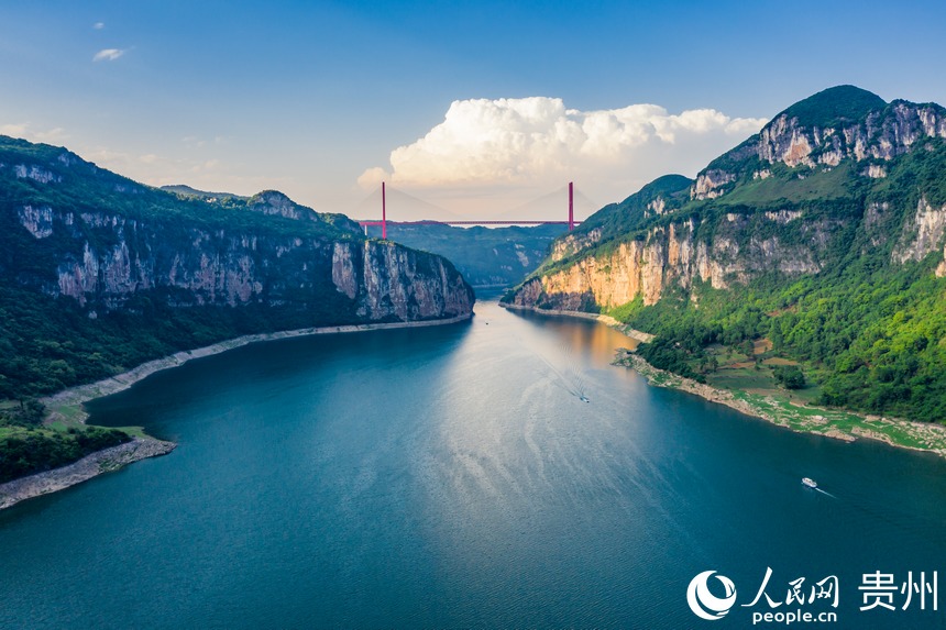 烏江上的鴨池河大橋。人民網(wǎng) 涂敏 攝
