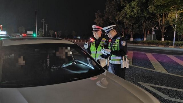修文縣公安局交警大隊(duì)正在對(duì)駕駛員身份信息進(jìn)行核實(shí)。