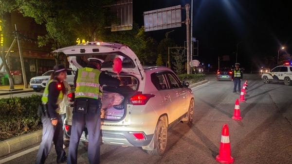 修文縣公安局交警大隊正在對來往車輛進(jìn)行檢查。