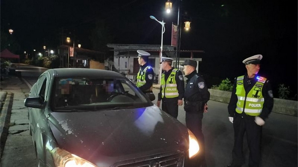 修文縣公安局交警大隊(duì)正在對來往車輛進(jìn)行盤查。
