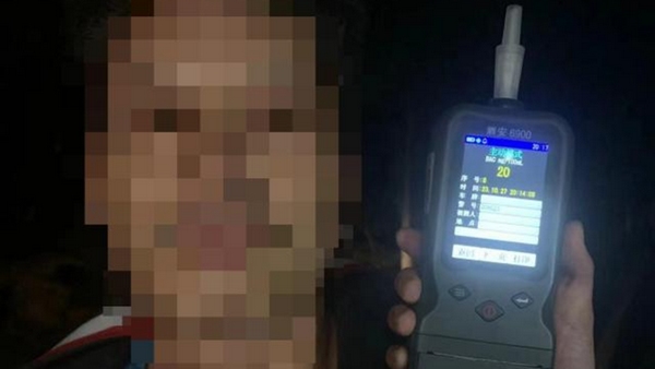 一名酒駕人員酒駕途中被修文縣公安局交警大隊抓獲。