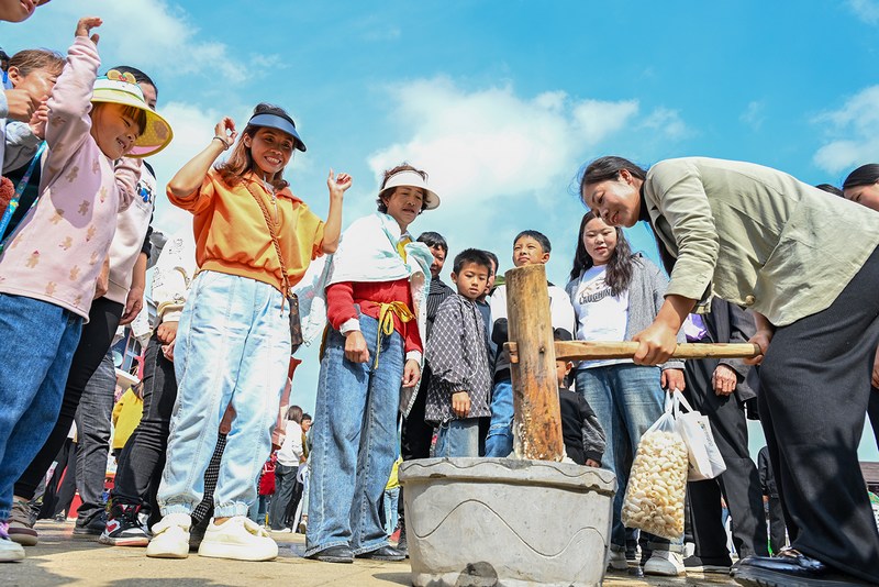 2023年11月4日 在貴州省畢節(jié)市百里杜鵑管理區(qū)黃泥鄉(xiāng)朝門村稻草文化藝術(shù)節(jié)現(xiàn)場，游客參與打糍粑活動(dòng) 李華 攝.jpg