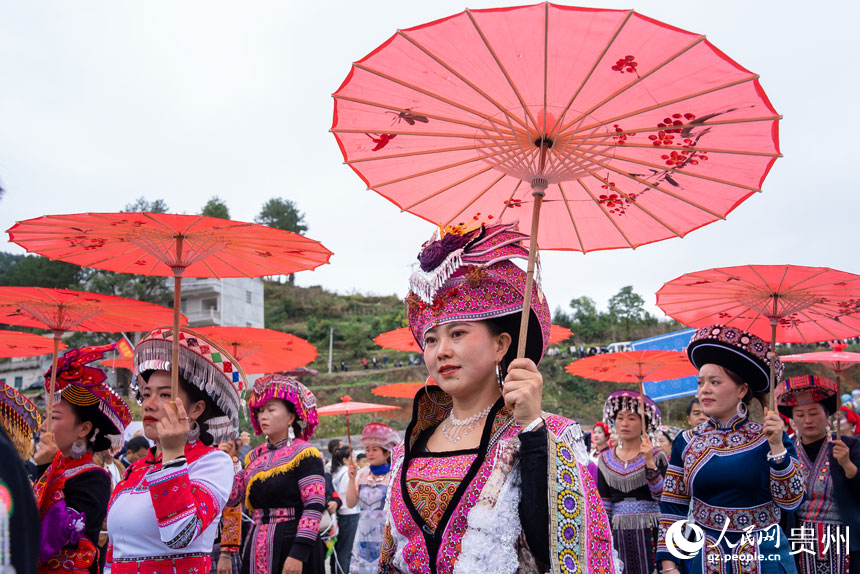 “蘆笙會”現(xiàn)場，參加盛裝游演的苗族同胞。人民網(wǎng)記者 涂敏攝