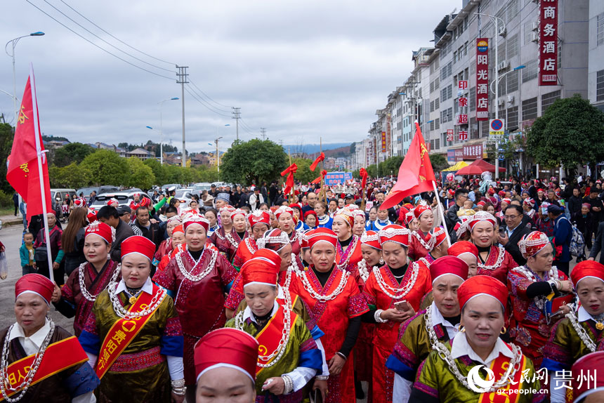 貴州黃平“蘆笙會”游演現(xiàn)場。人民網(wǎng)記者 涂敏攝