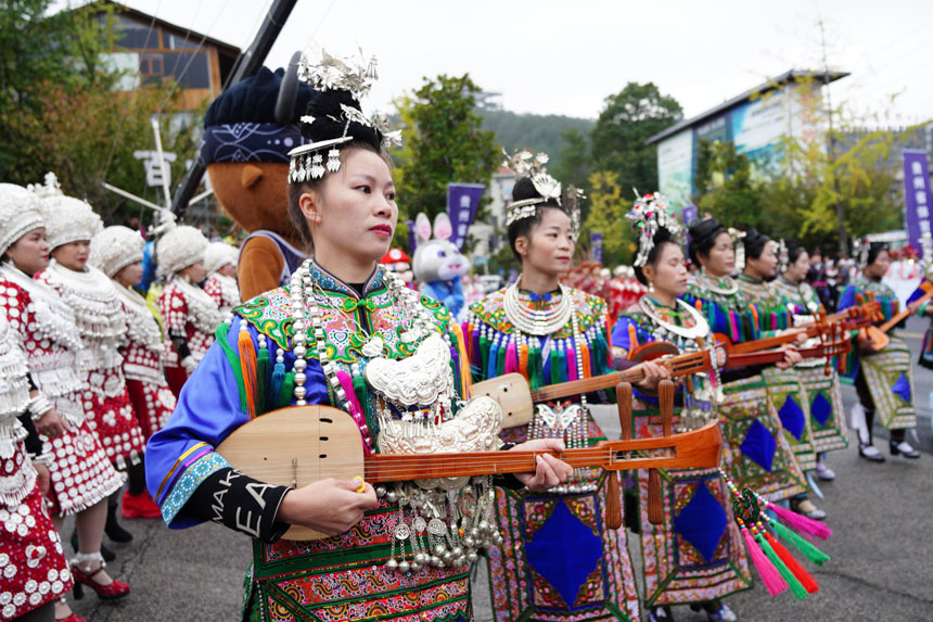 現(xiàn)場(chǎng)少數(shù)民族表演精彩紛呈。2023貴州環(huán)雷公山馬拉松組委會(huì)供圖