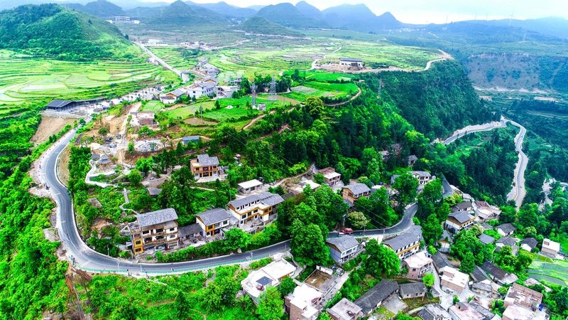 在S104貴羅線沿線，特色農(nóng)家樂鱗次櫛比。貴陽公路管理局供圖