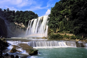 黃果樹(shù)風(fēng)景名勝區(qū)分布著雄、奇、險(xiǎn)、秀風(fēng)格各異的大小18個(gè)瀑布。