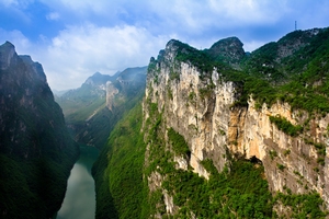 花江大峽谷風(fēng)景名勝區(qū)大峽谷屬北盤江流域，長(zhǎng)80余公里，有“地球裂縫”之稱。