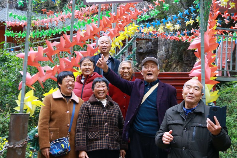 游客在雙門峽景區(qū)內(nèi)合影。黃梅梅 攝.jpg