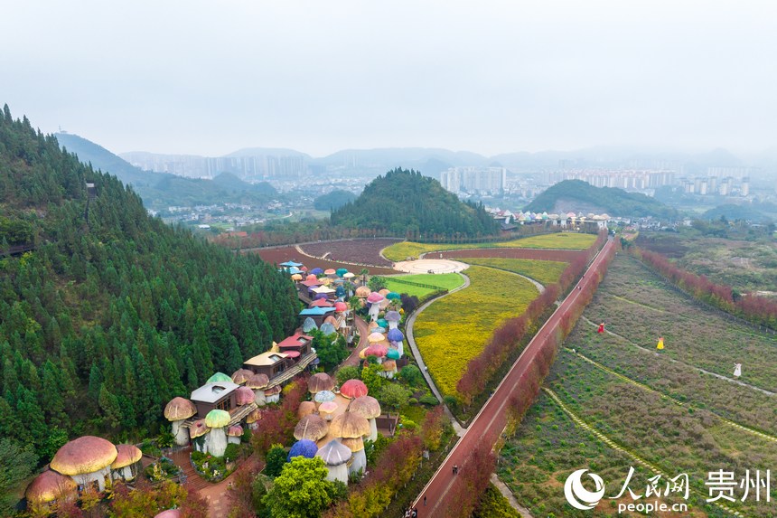 航拍貴州省黔西南州興義市陽光谷旅游度假區(qū)。人民網(wǎng)記者 涂敏攝