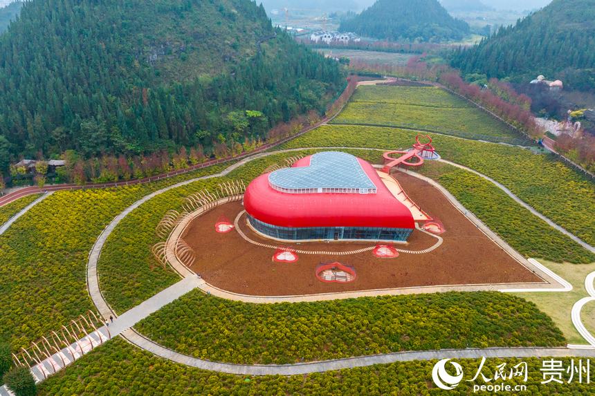 航拍貴州省黔西南州興義市陽(yáng)光谷旅游度假區(qū)。人民網(wǎng)記者 涂敏攝