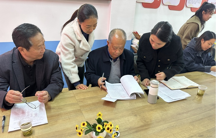 圖為查閱資料現(xiàn)場。