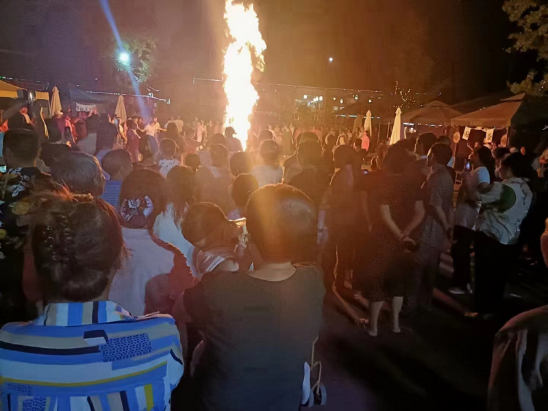 桐梓縣官倉鎮(zhèn)彩霞村莊篝火晚會讓你嗨個夠。令狐克蓮攝