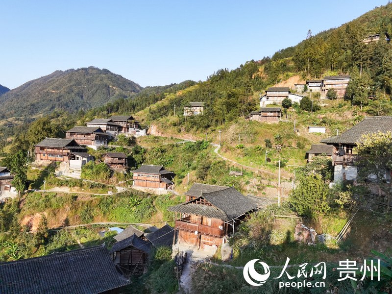 落日余暉下的苗本村。人民網(wǎng) 王秀芳攝