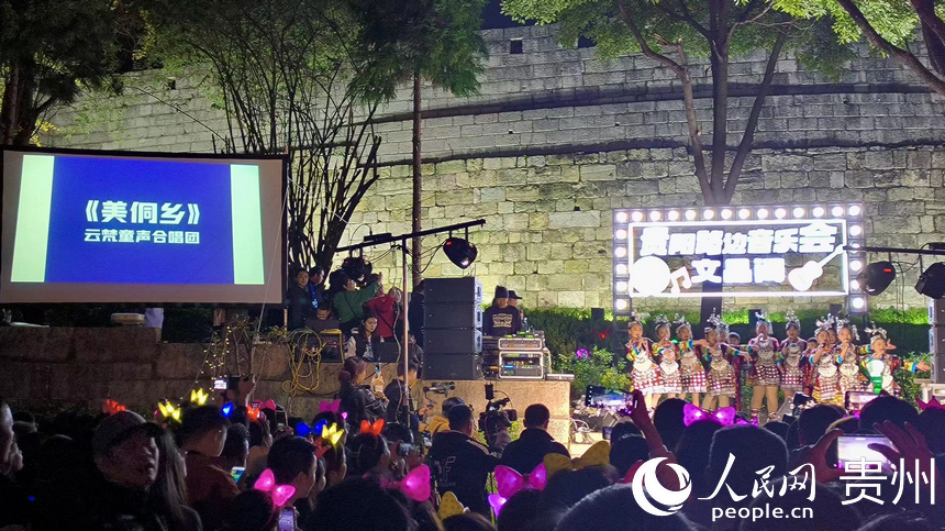 現(xiàn)場氣氛熱烈。人民網(wǎng) 李麗萍攝