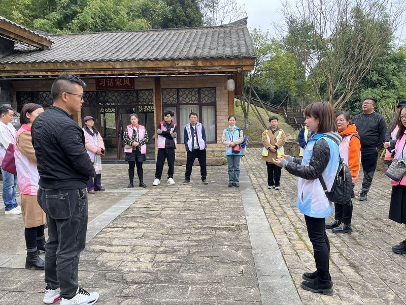 夏朝陽單獨給父母們做定向要求（陳敏 攝）.jpg