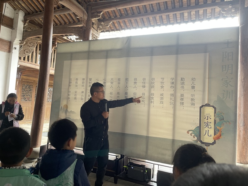 夏朝陽老師在領(lǐng)讀示憲兒（陳敏 攝）.jpg