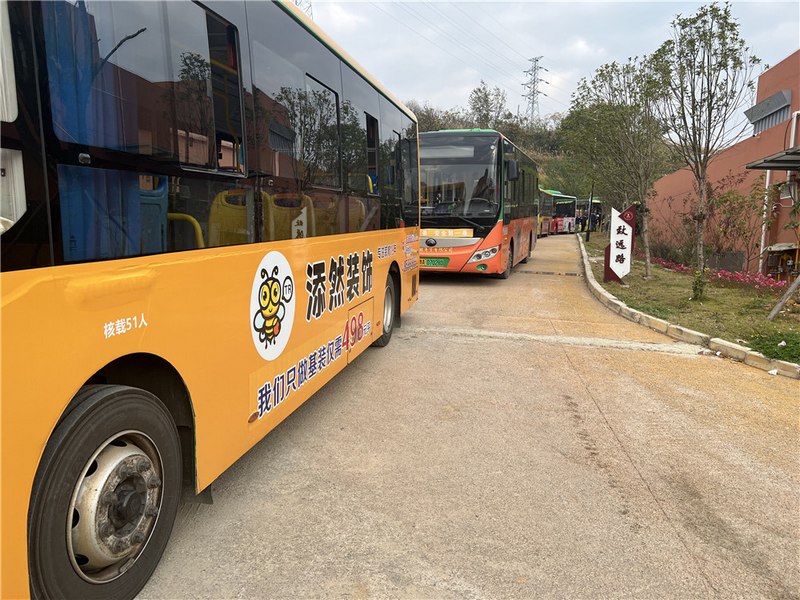 “通學(xué)定制專線”車輛。.jpg