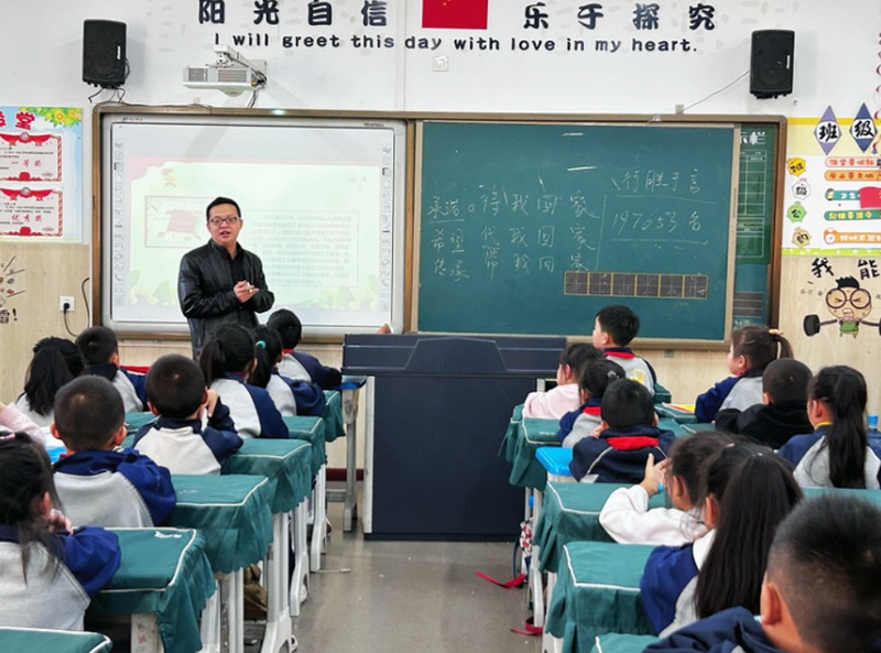 甘澤霖家長為孩子們上愛國教育課。.jpg