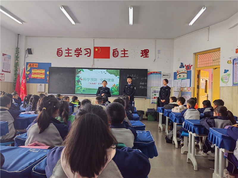 楊宸曦家長給孩子們上健康教育課。.jpg
