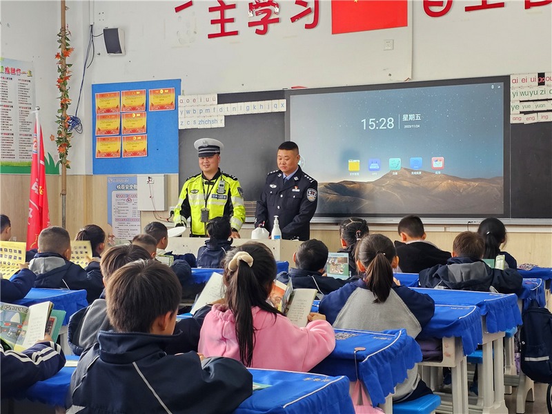 張襲澤家長給孩子們上安全教育課。.jpg