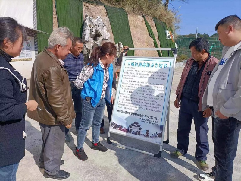 志愿者引導群眾了解《酒席操辦告知書》。鄭凌峰 攝.jpg