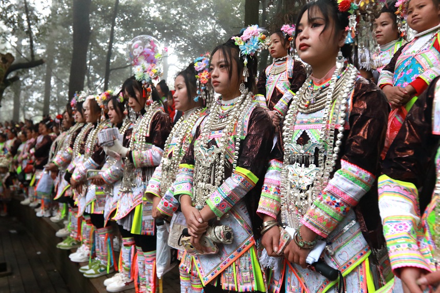村民身著民族服飾一同慶祝苗族蘆笙節(jié)。