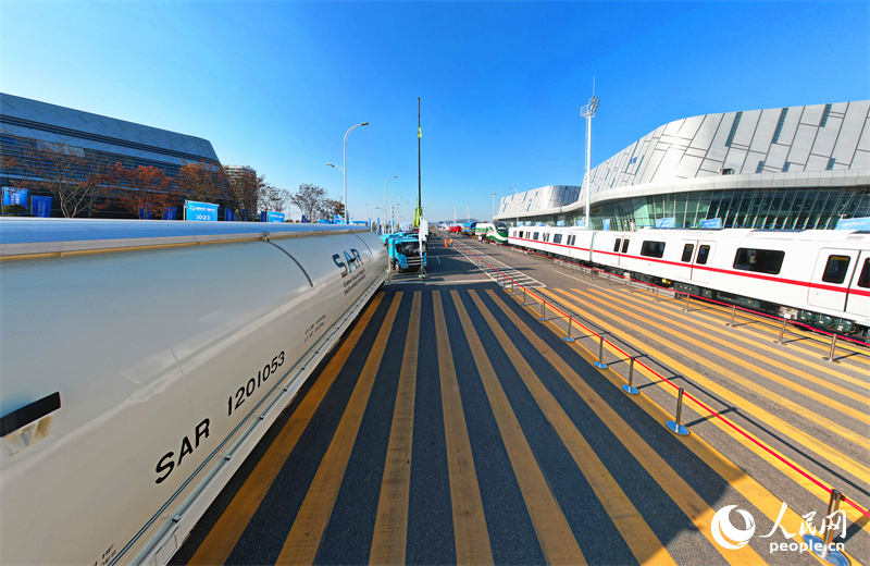 現(xiàn)場(chǎng)展出的列車(chē)。人民網(wǎng)記者 劉賓攝