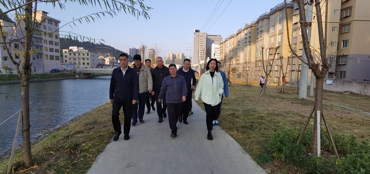 平壩：王金源開展四下基層工作暨調(diào)研槎白河沿線環(huán)保督查問題整改情況。