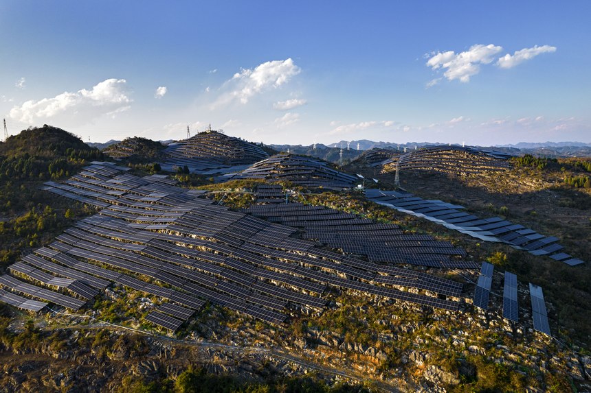 2023年12月14日拍攝的貴州省黔西市定新鄉(xiāng)石漠化荒山上建起的農(nóng)業(yè)光伏電站（無(wú)人機(jī)照片）。
