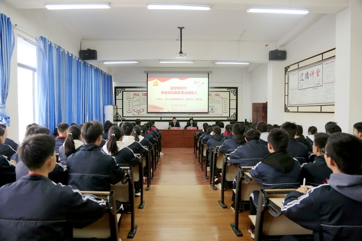 唐友波為學(xué)生們授課。