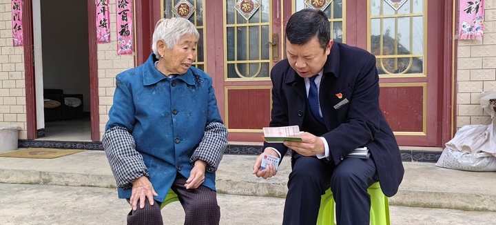 為行動不便老人辦理金融業(yè)務(wù)。