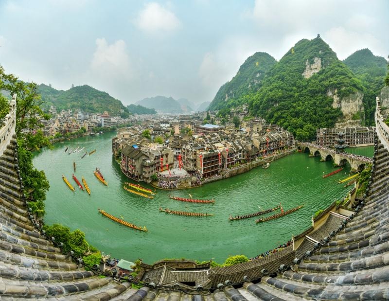 端午節(jié)鎮(zhèn)遠(yuǎn)賽龍舟全景。駱紹勇攝