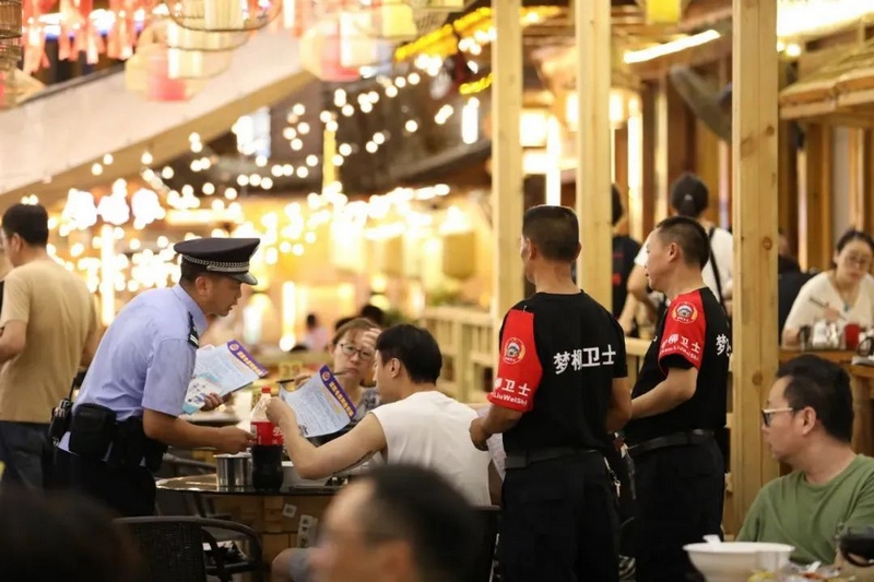2 圖為夢柳衛(wèi)士聯(lián)合公安民警深入村組在景區(qū)開展普法宣傳.jpg
