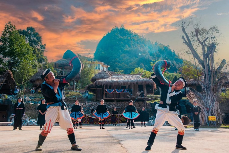 3 圖為瑤山古寨景區(qū)《瑤山·瑤人》表演。.jpg