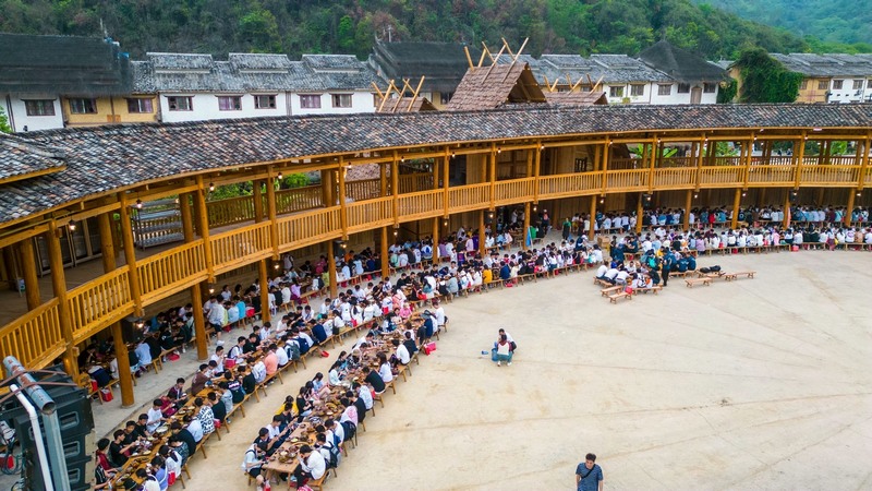 4 圖為瑤山古寨景區(qū)瑤族長桌宴.jpg