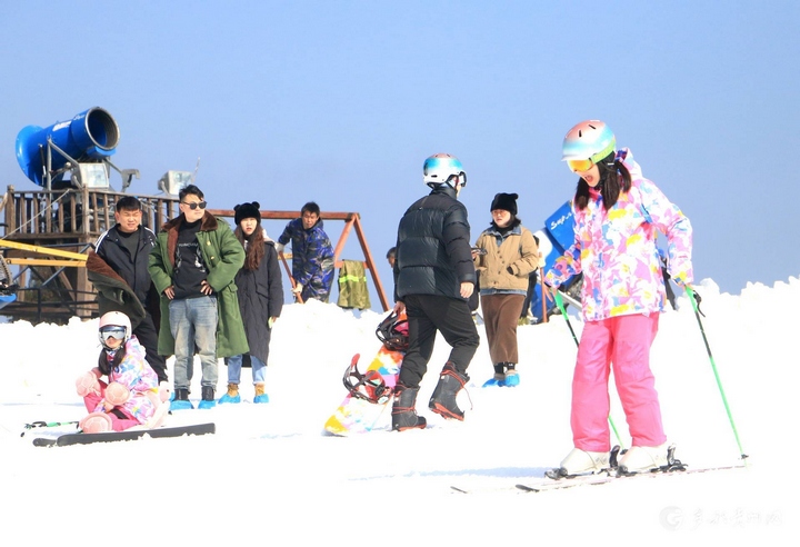 游客腳踏雪板、馳騁雪道。