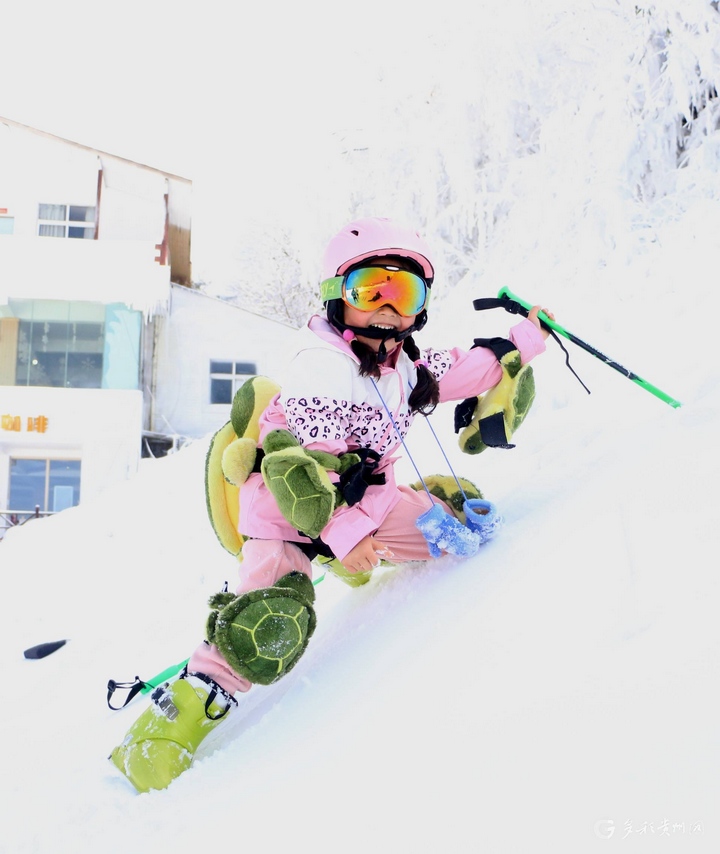 小朋友滑雪。