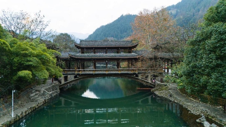 踏進這片神奇又美麗的凈土，鱗次櫛比的苗族吊腳木樓連綿成片，清澈見底的白水河蜿蜒穿寨而過，精巧古典的風(fēng)雨橋與山水交相輝映。姚晶權(quán)攝