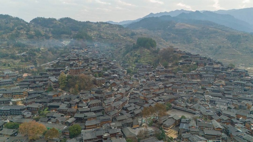 西江苗寨，位于貴州省雷山縣東北部，是一座有著一千兩百多戶人家、將近六千人的大型苗寨，人稱“千戶苗寨”。姚晶權(quán)攝