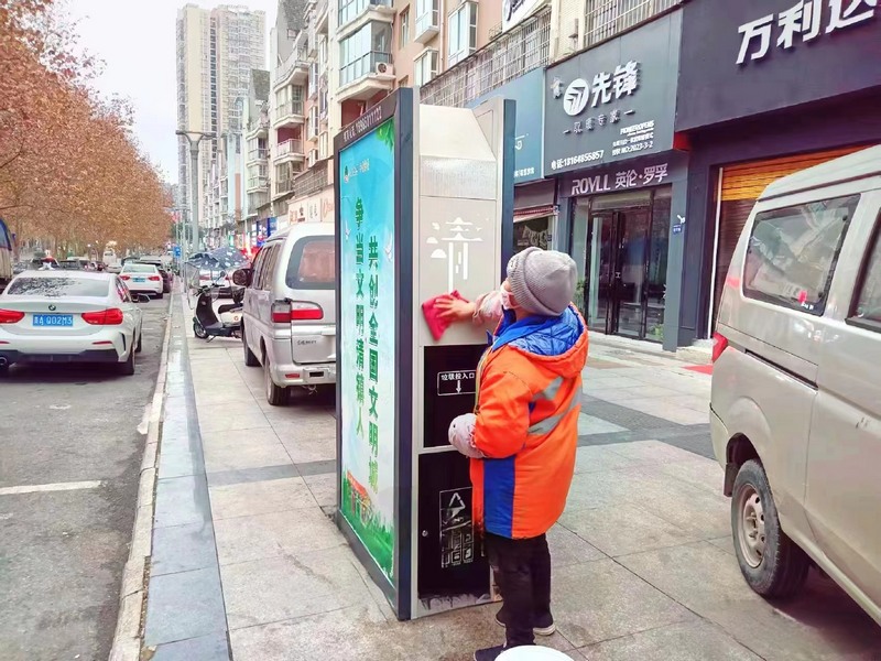 環(huán)衛(wèi)工人清潔果皮箱.jpg