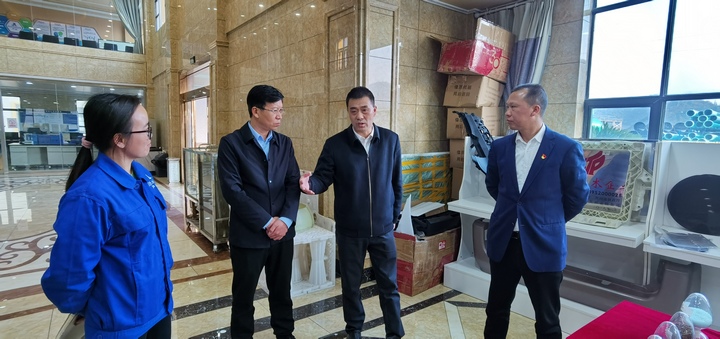 王金源到夏云工業(yè)園走訪規(guī)上企業(yè)。