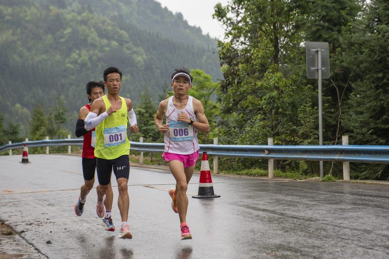 2023年4月18日，從江縣加榜梯田景區(qū)馬拉松參賽選手在比賽。吳德軍攝
