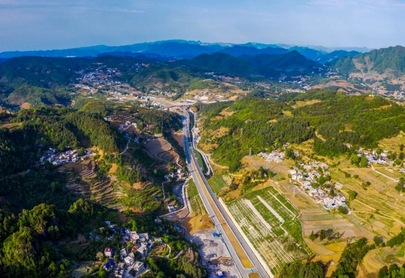穿越哲莊鎮(zhèn)還山村而過的鎮(zhèn)赫高速 李學友攝.jpg